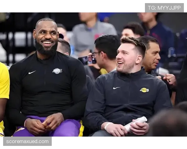 东契奇又在更衣室吃披萨了,这哥们真把NBA当深夜食堂啊? 东契奇又在更衣室吃披萨了,这哥们真把NBA当深夜食堂啊?